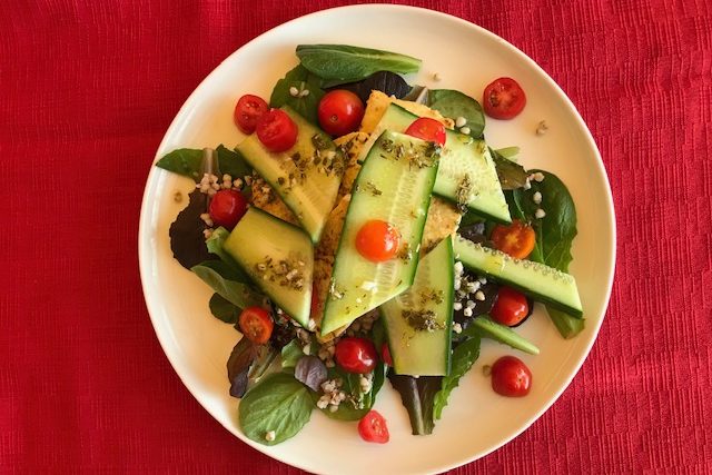 Salade tiède à l'épeautre et tofu grillé avec tomates cerises, concombre et verdure