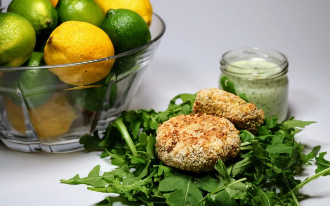 Crab crakes au feta avec sauce tzatziki et salade verte