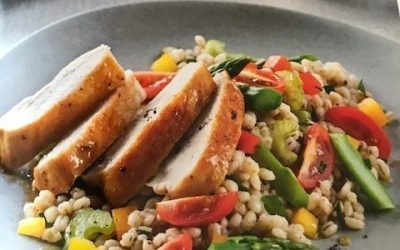 Salade d’orge, poulet et légumes