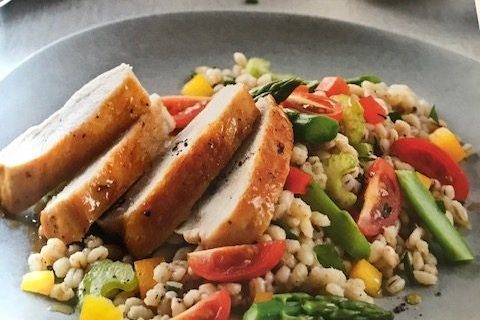 Salade à base d'orge avec poitrines de poulet, asperges, céleri, poivron et tomates