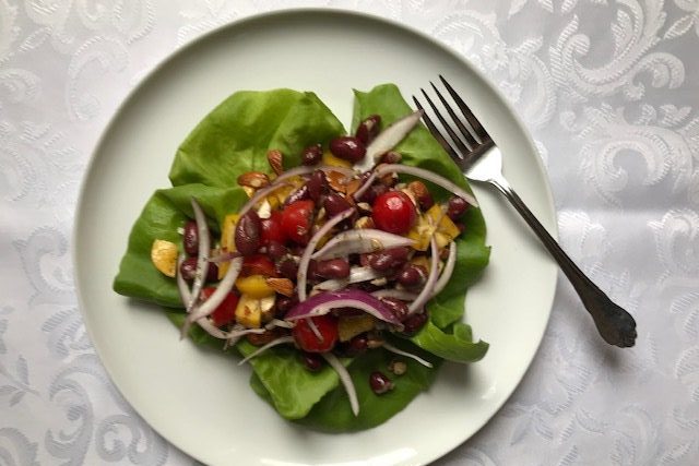 Salade de haricots rouges aux amandes avec oignons rouges et tomates cerises