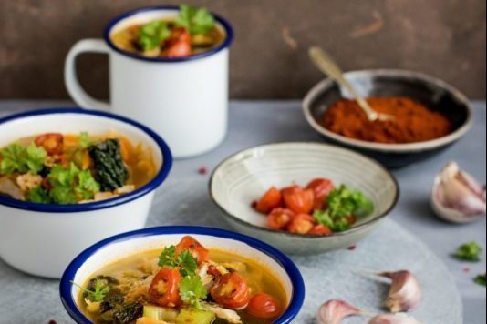 Mijoté de pois chiches automnal avec carotte, courgette, tomates en dés et épinards