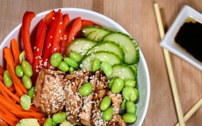 Poké Bowl au saumon et edamames