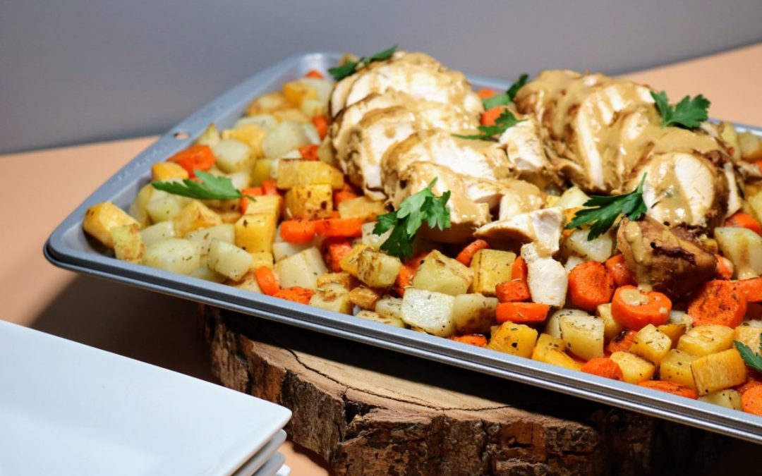 Poulet rôti à l'érable et la la moutarde sur la plaque avec