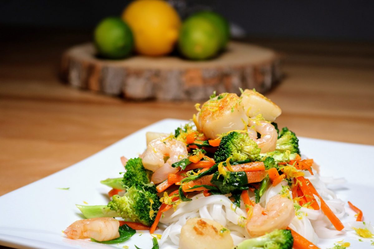 Sauté de crevettes aux pétoncles et agrumes