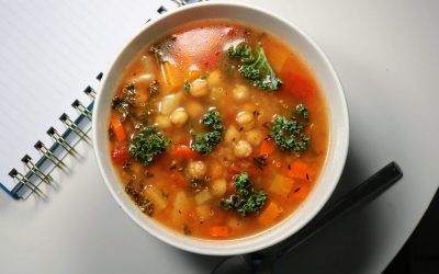 Soupe aux légumes, quinoa et kale