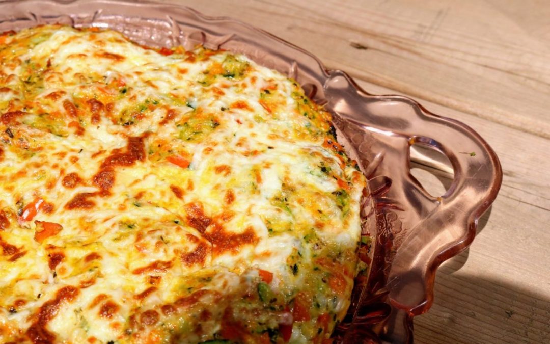 Casserole de quinoa au pesto et aux légumes gratinée