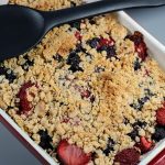 Crumble aux fruits. Recette nutritive et faible en FODMAP. ÉPITHÉLIA- Clinique de santé digestive. Équipe de nutritionnistes.