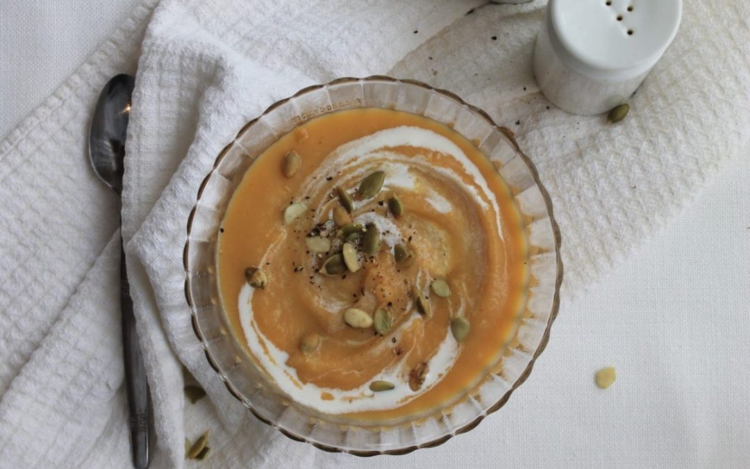 Potage de légumes d'automne avec graines de citrouille