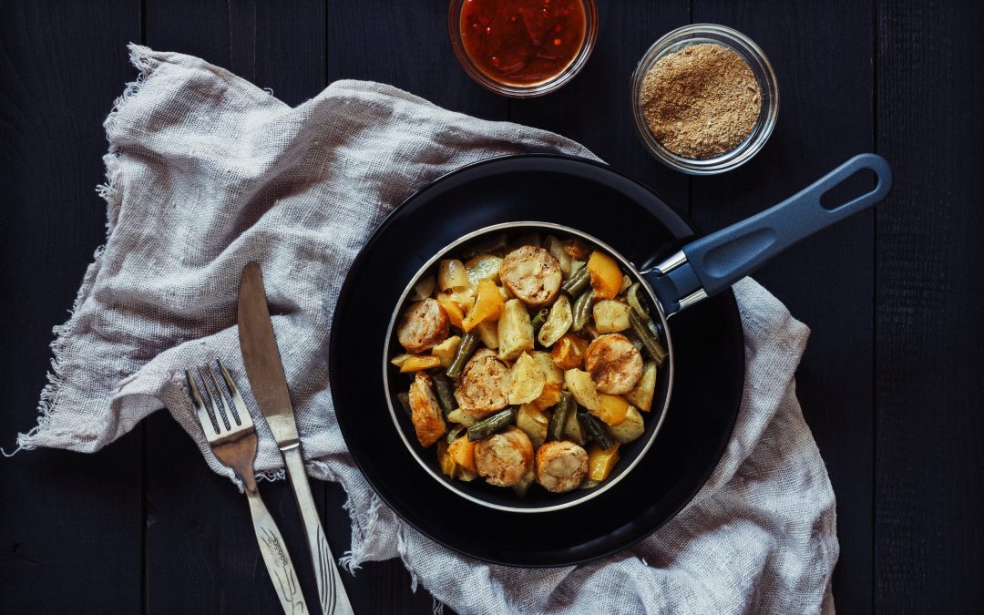 Strata vide frigo à base de pain, légumes grillés et protéine au choix