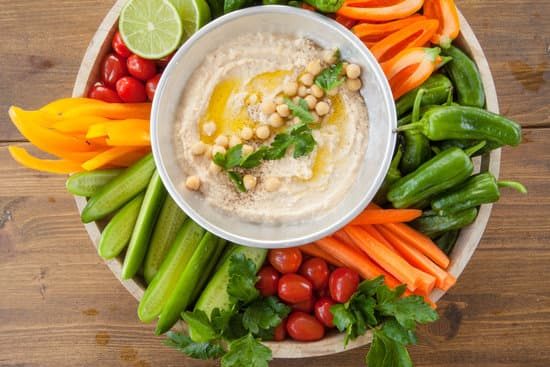 Hummus maison aux oignons caramélisés accompagné de crudités