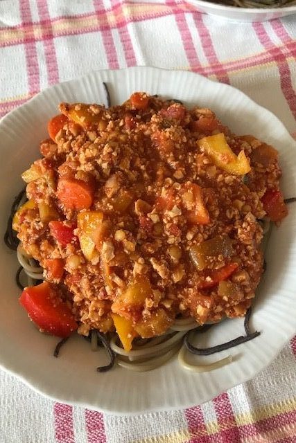Sauce à spaghetti végétalienne à base de tofu, carottes et poivrons