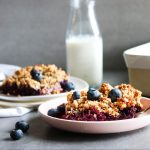 Croustade protéinée aux bleuets et avoine. ÉPITHÉLIA- Clinique de santé digestive. Équipe de nutritionnistes.