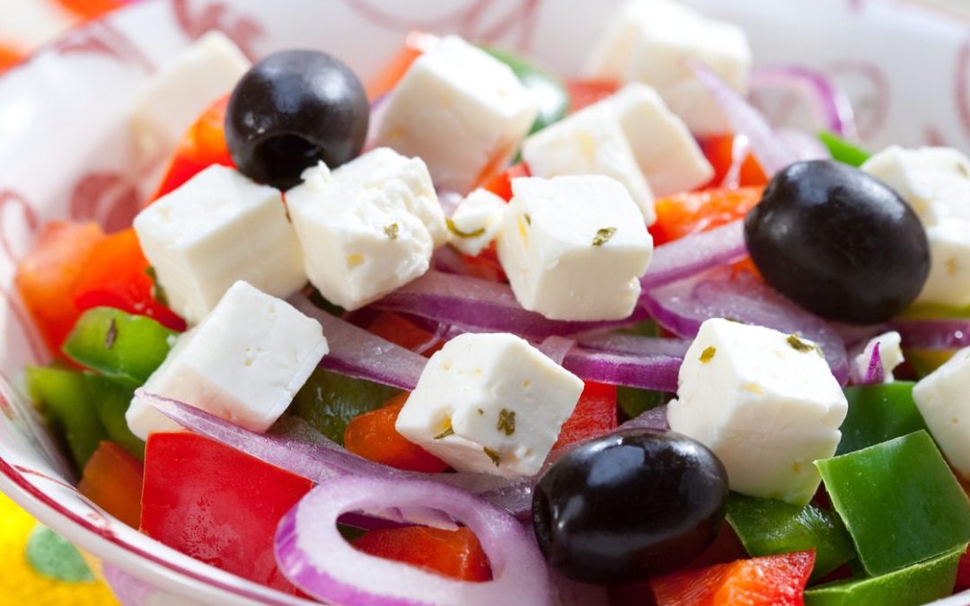 Salade grecque repas avec tomates, concombres, oignons rouges,