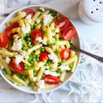 Salade d'haricots jaunes à la méditerannéenne avec tomates cerise, pois verts et feta