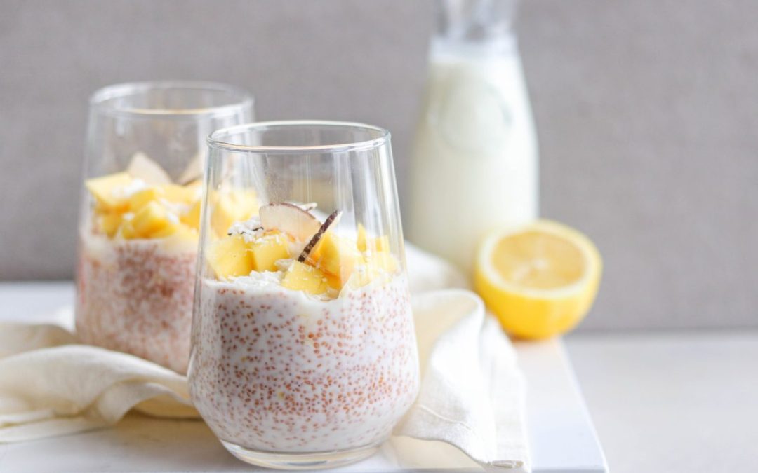 Pouding de graines de caméline et kéfir avec mangue, noix de coco et citron