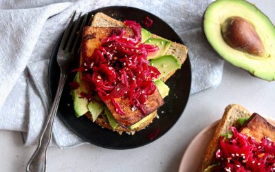 Tartine d’avocat, tofu et kimchi