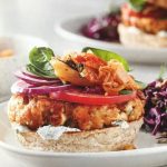 Burger de saumon avec sauce tartare, tomate, oignon rouge, épinards et kimchi
