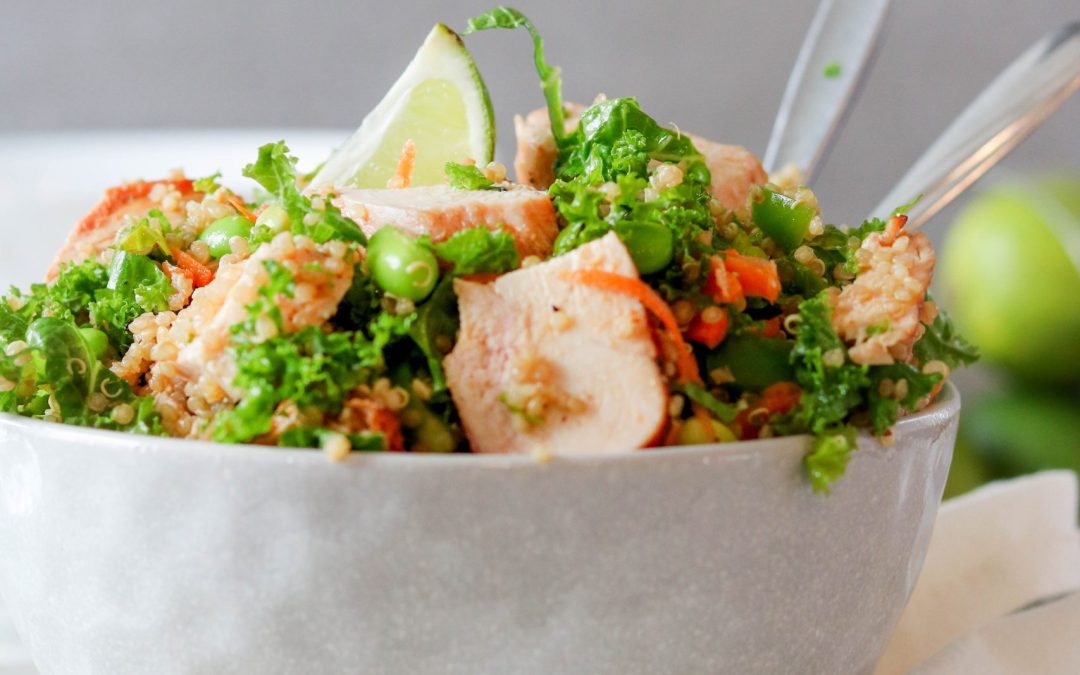 Salade de quinoa et poulet à l'asiatique avec kale, edamame, poivron et carotte