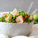 Salade de quinoa et poulet à l'asiatique avec kale, edamame, poivron et carotte