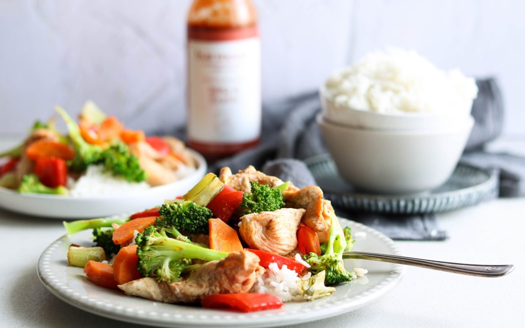 Repas sur la plaque de poulet BBQ à l'érable, légumes et riz