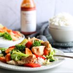 Repas sur la plaque de poulet BBQ à l'érable, légumes et riz