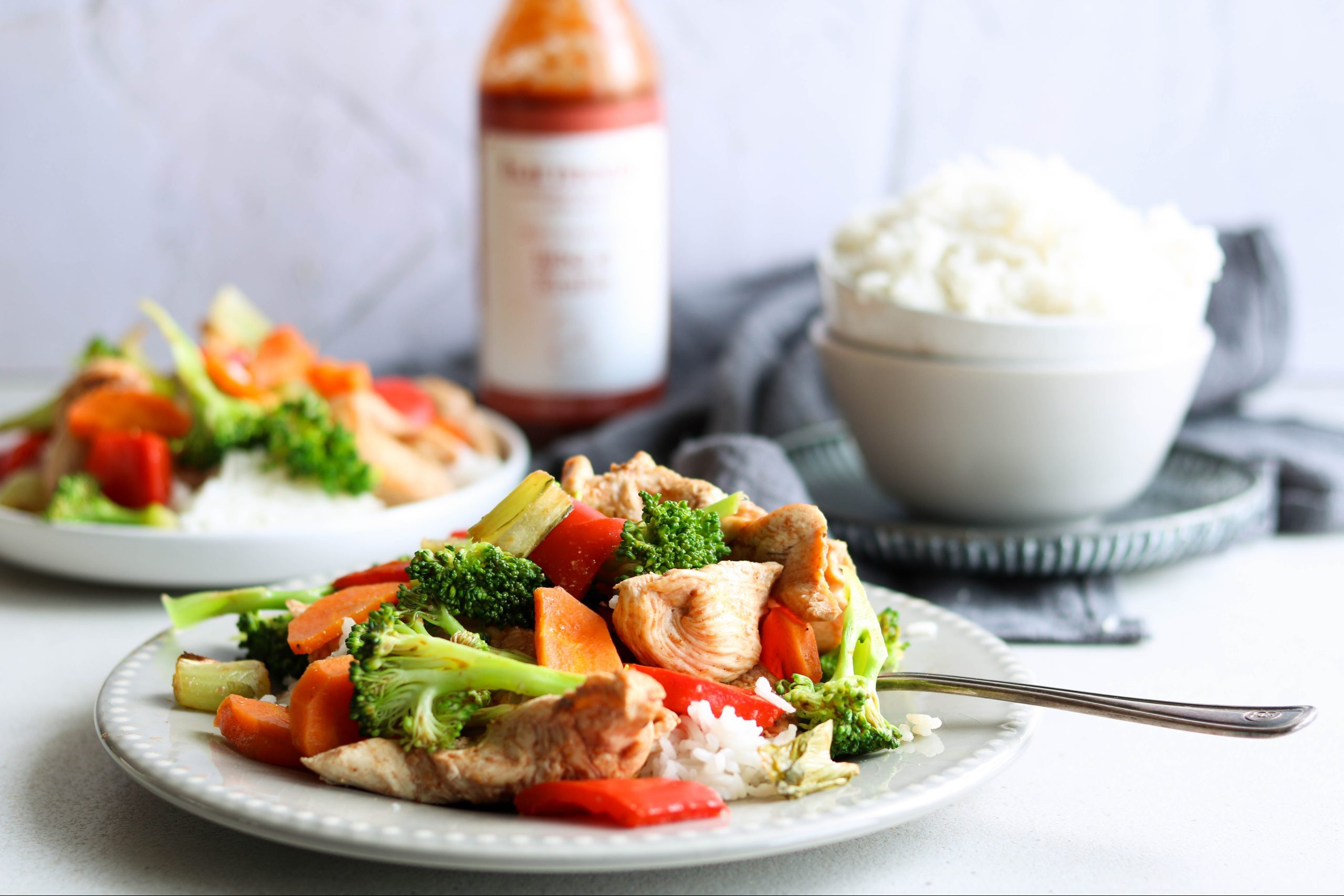 Repas sur la plaque de poulet BBQ à l'érable, légumes et riz