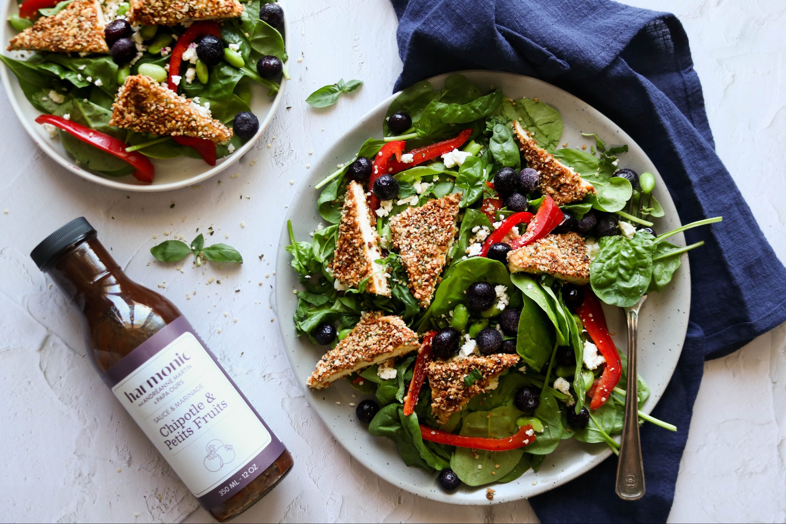 Salade repas de tofu croustillant, épinards poivron rouge, edamames, bleuets et feta