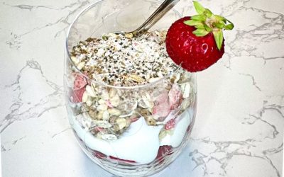 Parfait aux fraises et crumble protéiné