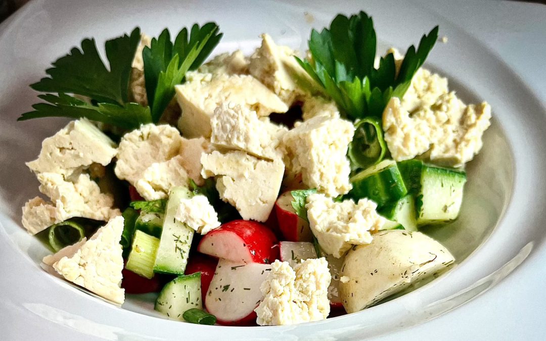 Salade de radis, tofu saumuré et herbes fraîches. Faible en FODMAP. ÉPITHÉLIA- Clinique de santé digestive.