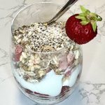 Parfait au yogourt, fraises et crumble d'avoine et de riz soufflé protéiné