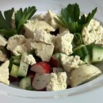 Salade repas de radis, concombres, tofu saumuré et herbes fraîches