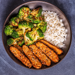 Tempeh caramélisé à l'érable et au sésame accompagné de riz et de brocoli