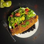 Poisson blanc en croûte tex-mex accompagné d'une salade de légume crémeuse à l'avocat