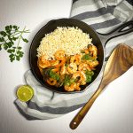 Légumes et crevettes jambalaya accompagnés de riz brun et coriandre