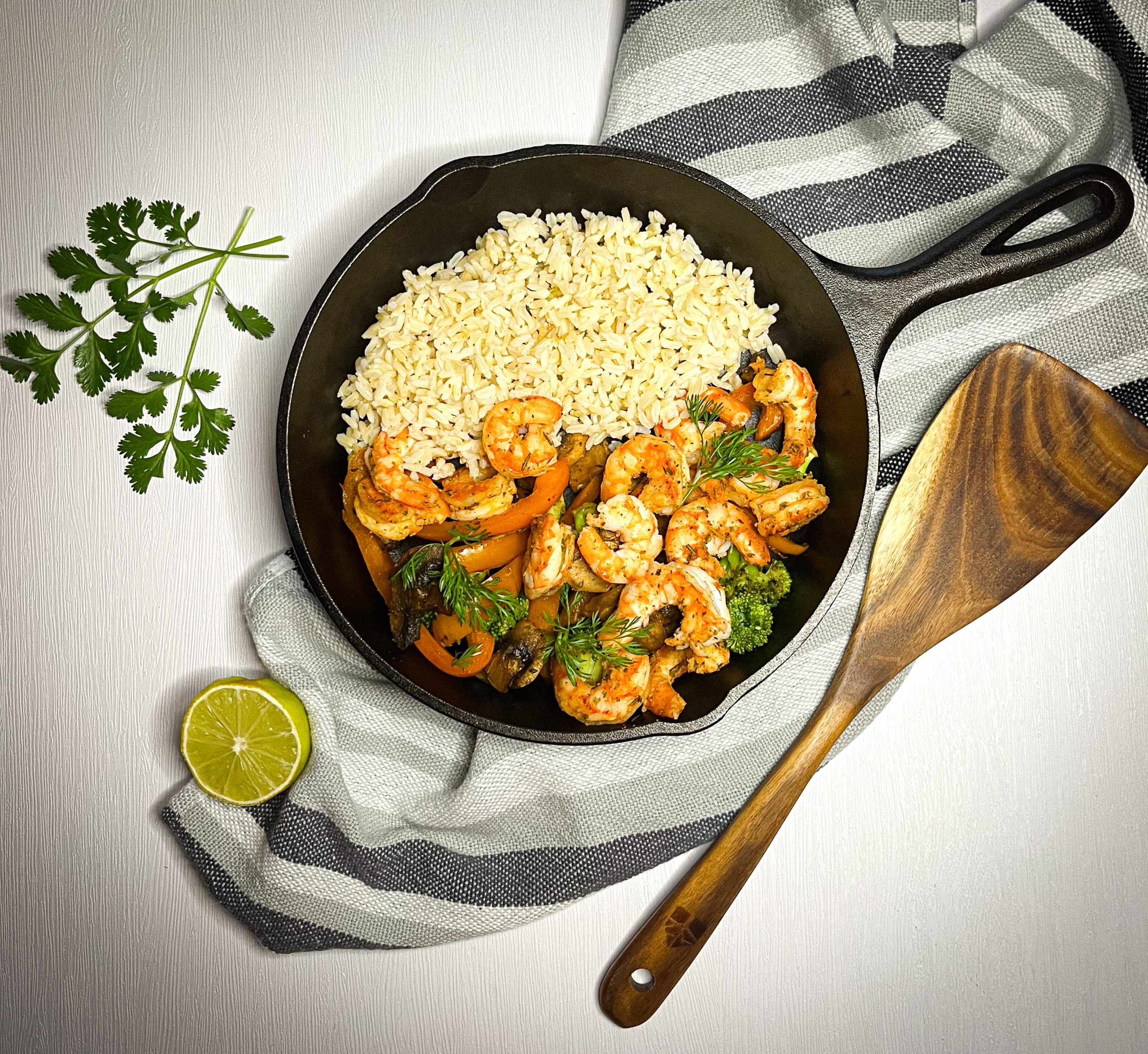 Légumes et crevettes jambalaya accompagnés de riz brun et coriandre