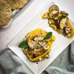 Pains à l'ail à base de farine de pois chiche et yogourt grec avec légumes zaatar et sauce à la menthe