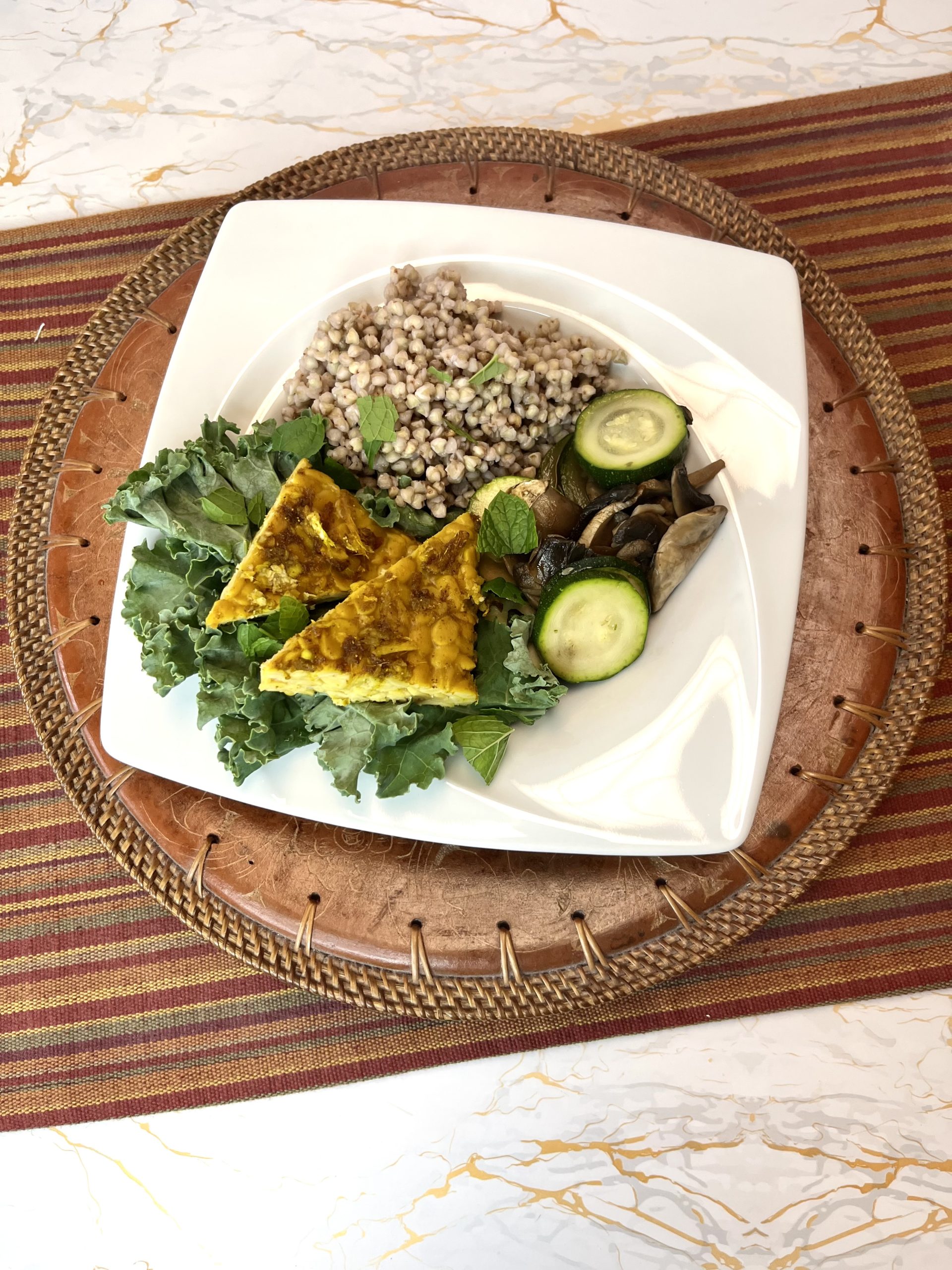 Bol de tempeh au cari-miel, sarrasin et légumes