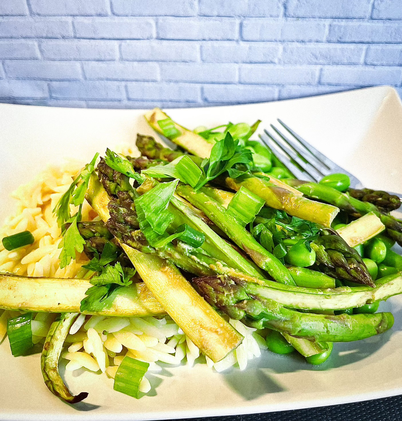 Salade d'orzo, edamames et asperges croustillantes