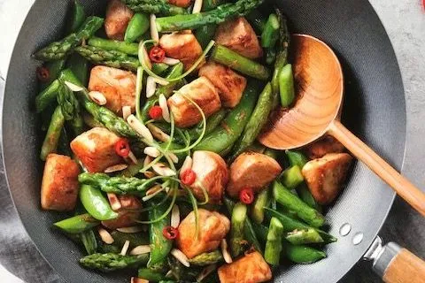 Sauté d'asperges aux poulets et amandes