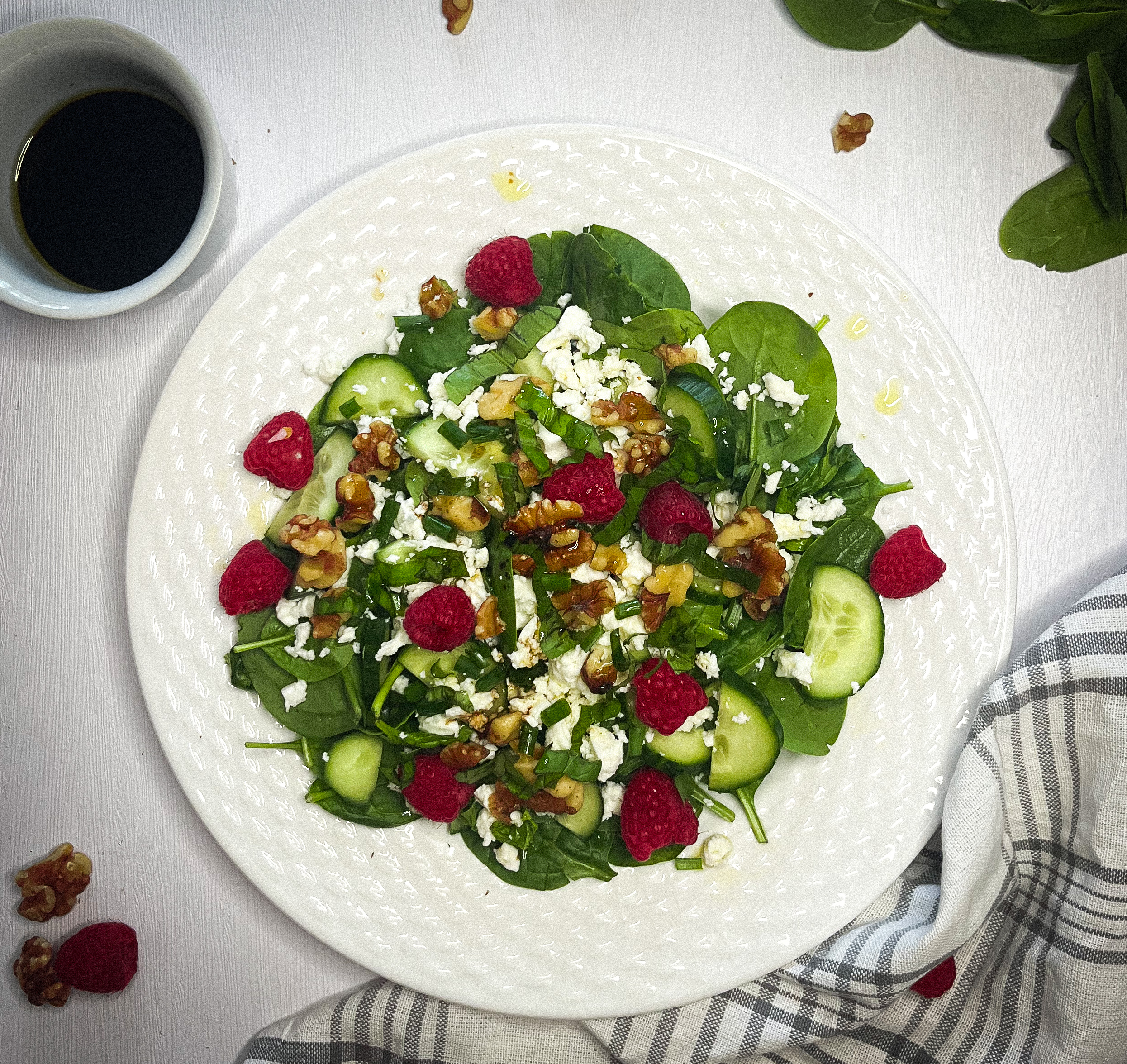 Salade aux framboises, noix de Grenoble et feta