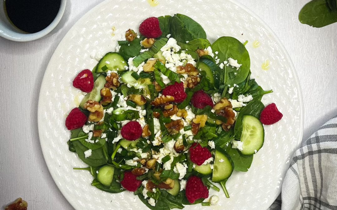 Salade aux framboises, noix de Grenoble et feta