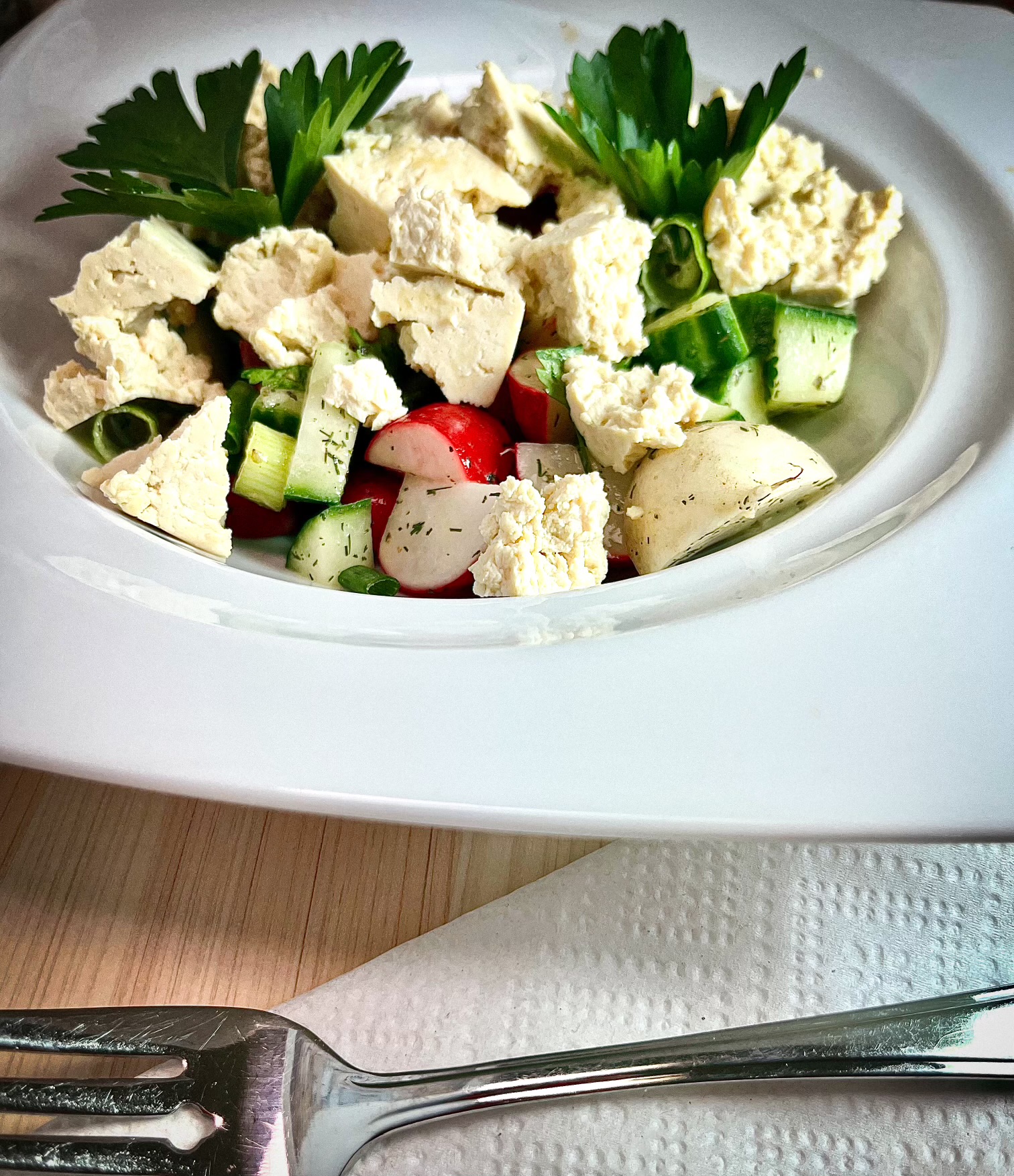 Salade de radis, concombres, tofu saumuré et fines herbes