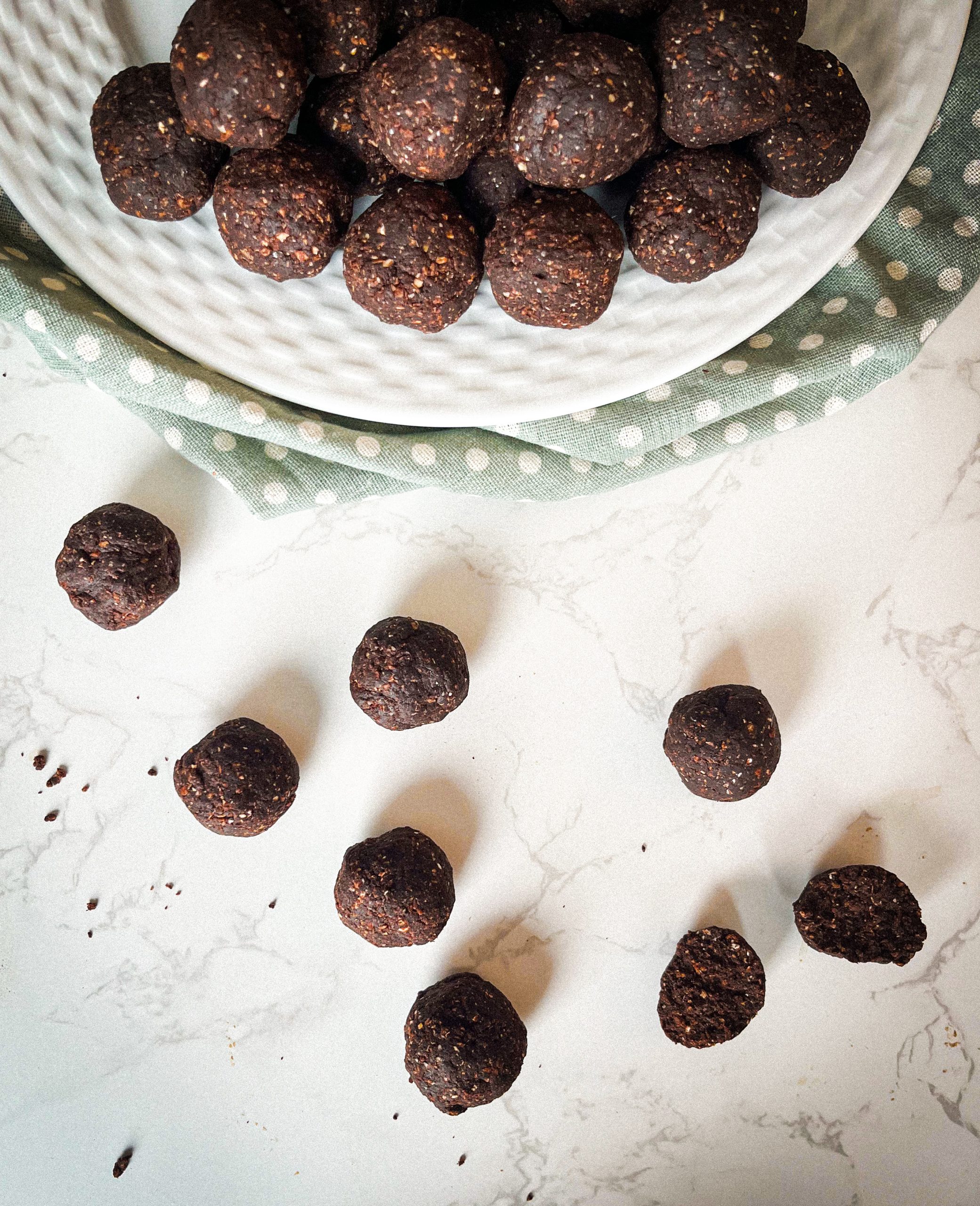 Boules d'énergie choco-noisettes. 