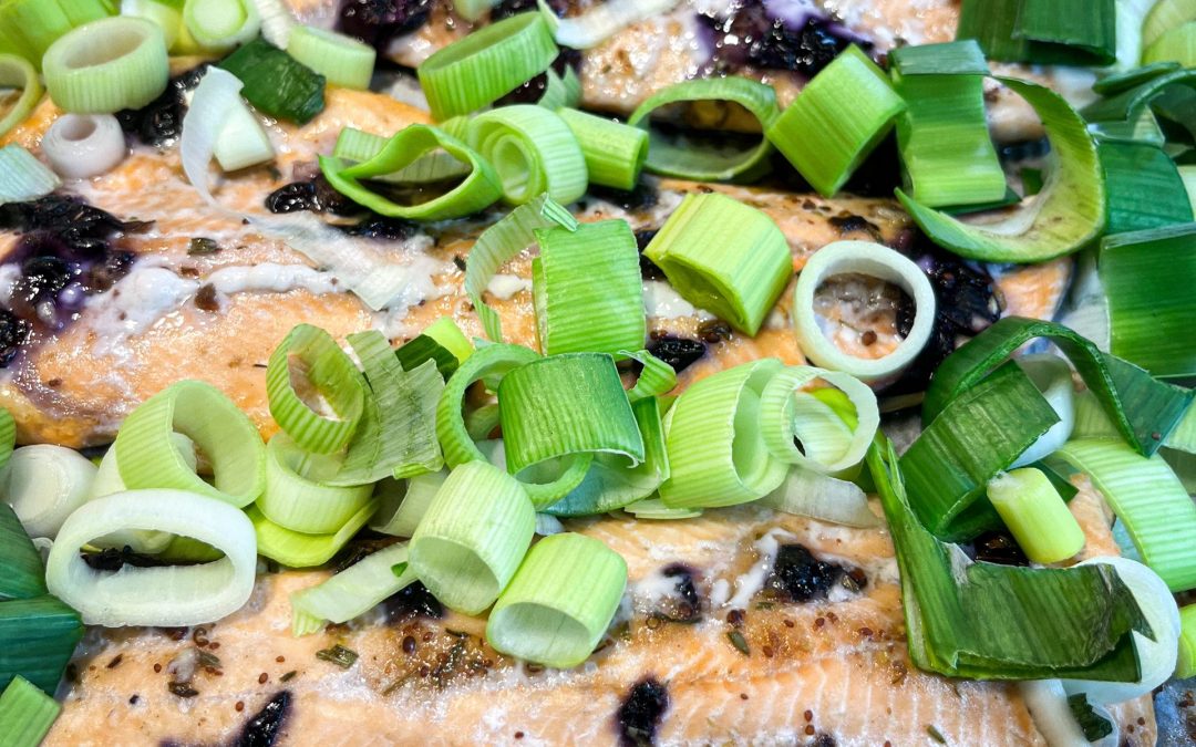 Truite sur la plaque aux bleuets et poireaux. Recette faible en FODMAP. ÉPITHÉLIA- Clinique de santé digestive. Équipe de nutritionnistes.