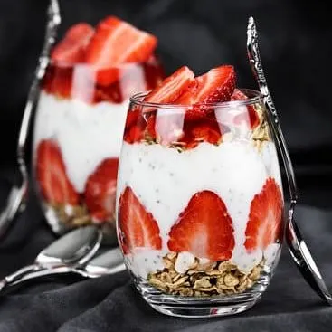 Parfait aux fraises et cottage. 