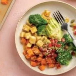 Bol repas au tofu, patate douce, grenade, brocoli et avocat