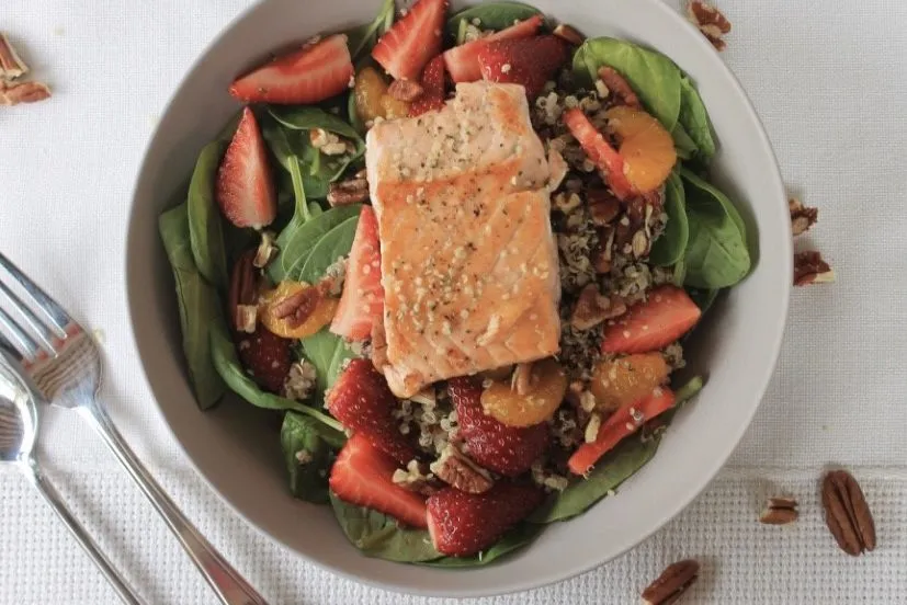 Salade rafraîchissante au saumon et aux fraises