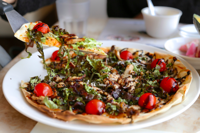 Pizza aux légumes grillés et fromage de chèvre. ÉPITHÉLIA- Clinique de santé digestive. Équipe de nutritionnistes.