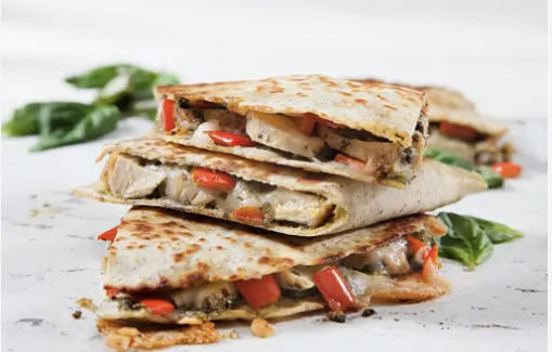 Sandwich au poulet, poivron rôti et fromage